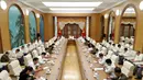 Pemimpin Korea Utara, Kim Jong-un menghadiri pertemuan politbiro Partai Buruh di Pyongyang, Selasa (25/8/2020). Kim Jong-un muncul membahas ekonomi Korea Utara di tengah pandemi Covid-19 dan topan saat dirinya dirumorkan sedang dalam kondisi koma. (STR / AFP / KCNA VIA KNS)