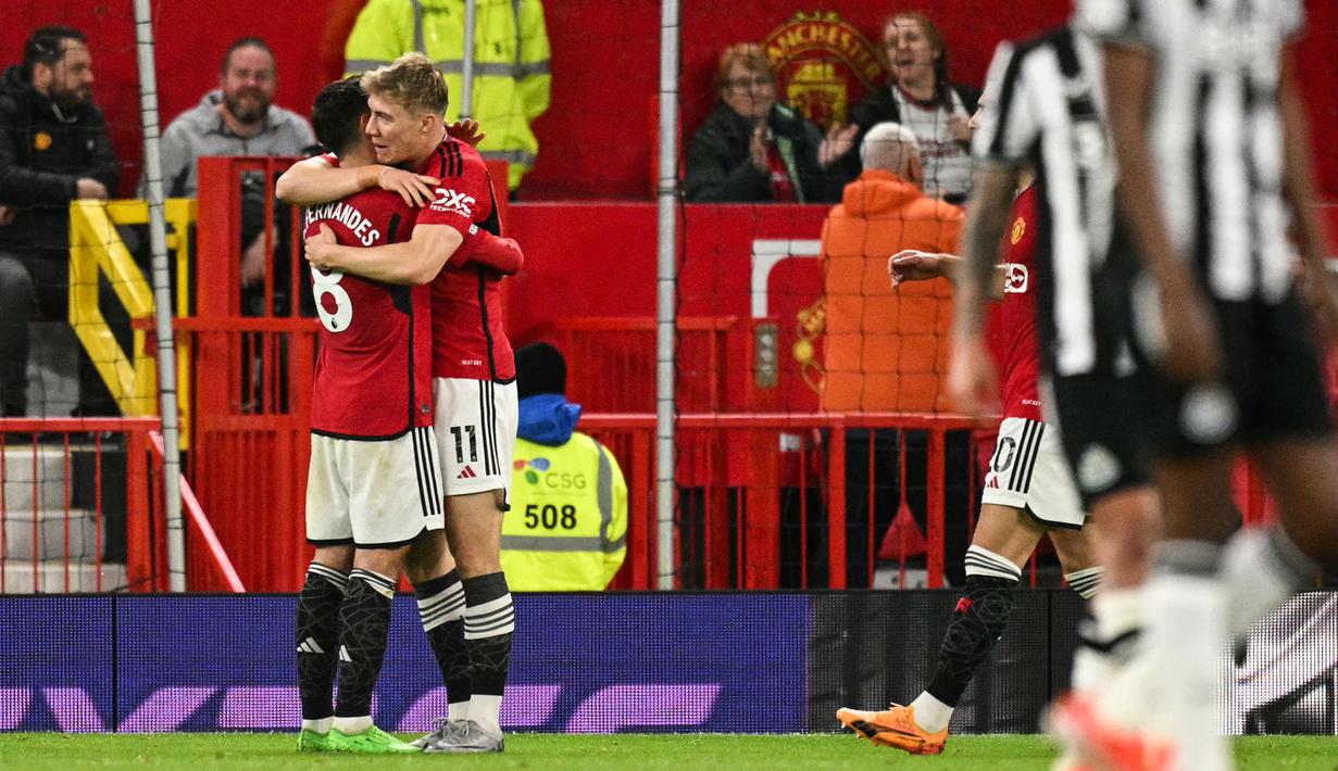 Selebrasi striker Manchester United, Rasmus Hojlund (kanan) bersama Bruno Fernandes setelah mencetak gol ketiga timnya ke gawang Newcastle United pada laga tunda pekan ke-34 Liga Inggris 2023/2024 di Old Trafford Stadium, Manchester, Rabu (15/5/2024). (AFP/Oli Scarff)