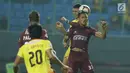 Bek PSM Makassar, Zulkifli Syukur (kanan) berebut bola atas dengan pemain Bhayangkara FC pada lanjutan Liga 1 Indonesia di Stadion Patriot Candrabhaga, Bekasi, Kamis (19/10). PSM Makassar unggul 2-0. (Liputan6.com/Helmi Fithriansyah)