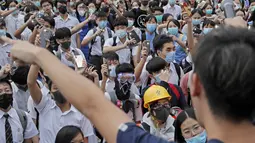 Siswa mengenakan alat pelindung selama protes di Hong Kong (2/9/2019). Hong Kong telah menjadi tempat protes anti-pemerintah yang tegang selama hampir tiga bulan. (AP Photo/Kin Cheung)