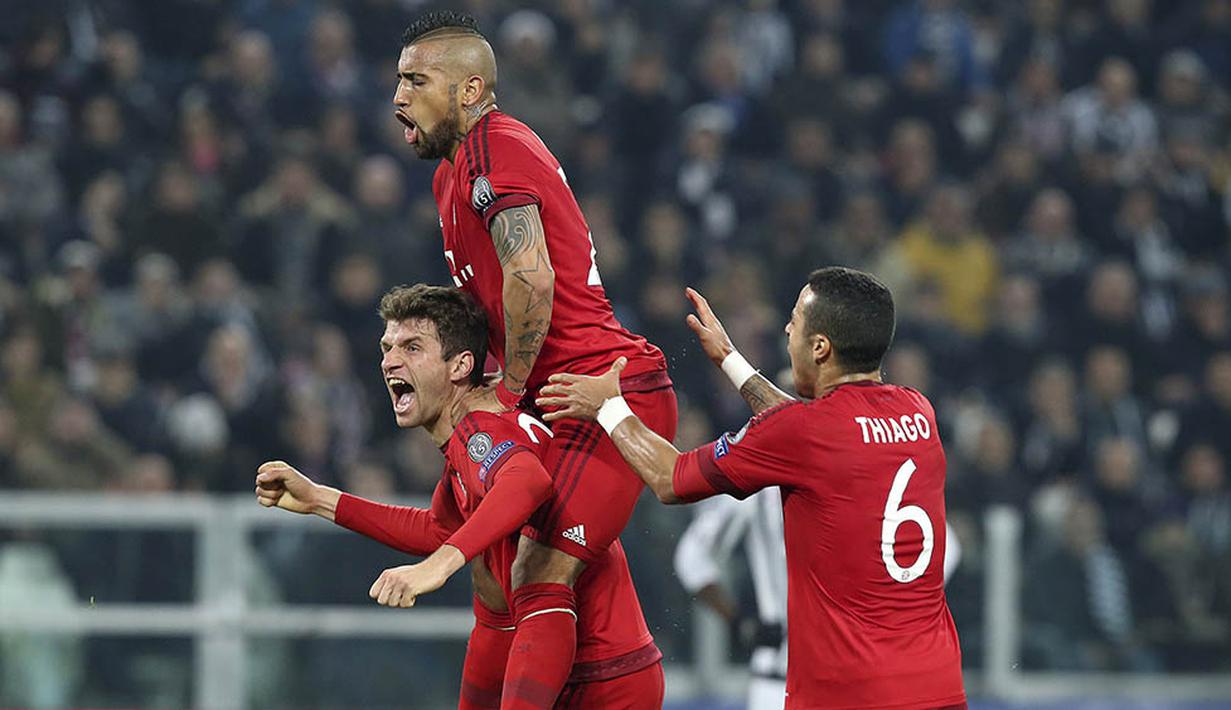 Para pemain Bayern Munchen merayakan gol yang dicetak Thomas Muller ke gawang Juventus. Dua gol Bayern Munchen dicetak oleh Thomas Muller dan juga Arjen Robben. (Reuters/Stefano Rellandini)