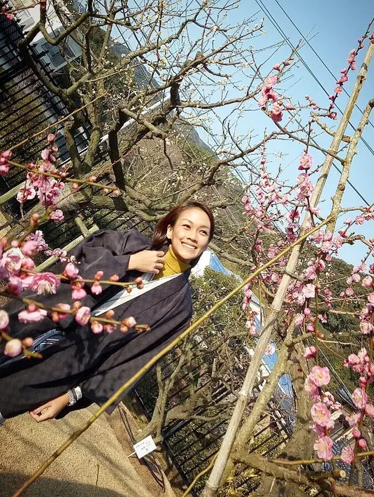 Melanie Putria merupakan Puteri Indoensia 2002. Ia sukses menjadi aktris dan presenter. (Foto: instagram.com/melanieputria)