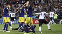 Para pemain Swedia tampak kecewa usai dibobol gelandang Jerman, Toni Kroos, pada laga grup F Piala Dunia di Stadion Fisht, Sochi, Sabtu (23/6/2018). Gol injury time dirinya beri kemenangan untuk Jerman. (AP/Thanassis Stavrakis)
