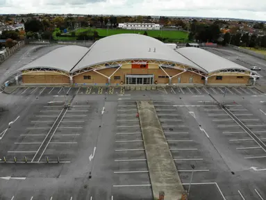 Foto dari udara menunjukkan sebuah gimnasium yang tutup di Dublin, Irlandia (22/10/2020). Mulai Kamis (22/10), Irlandia memberlakukan lagi karantina wilayah (lockdown) nasional akibat penyebaran kembali COVID-19 di negara tersebut. (Xinhua)