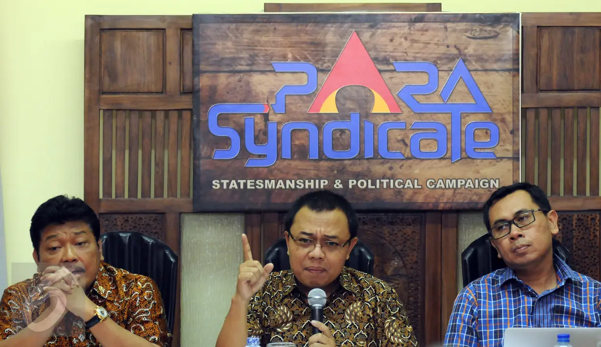 Pengamat Ari Nurcahyo (tengah) memberikan keterangan saat diskusi bersama PARA Syndicate di Jakarta, Jumat (22/4/2016). Diskusi membahas RUU Tax Amnesty vs Skandal Panama Papers: Quo Vadis Reformasi Pajak. (Liputan6.com/Helmi Fithriansyah)