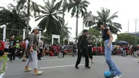 Momen Massa Hari Buruh Beraksi Main Bola di Tengah Jalan Gedung DPR