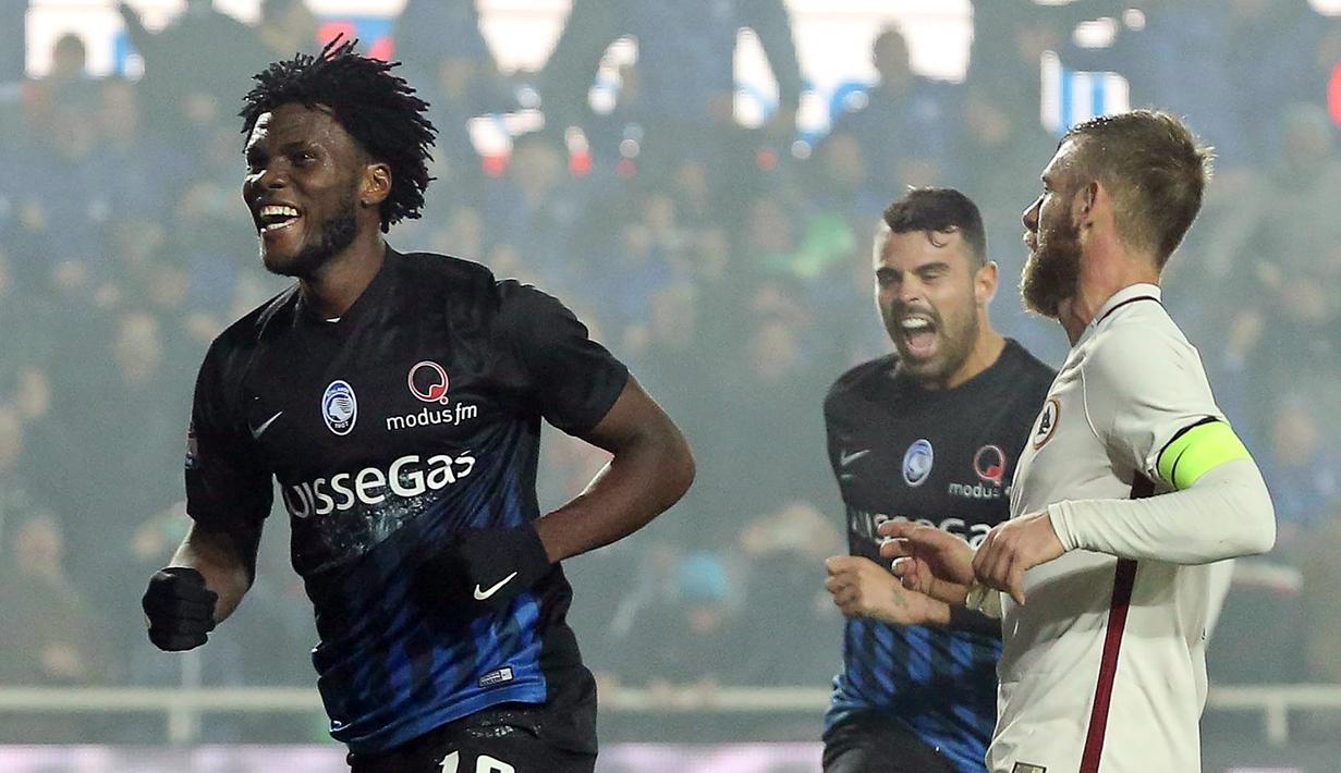 Gelandang Atalanta, Franck Kessie, melakukan selebrasi usai mencetak gol ke gawang AS Roma pada laga lanjutan Serie A di Stadion Atleti Azzurri d'Italia, (20/11/2016). (EPA/Paolo Magini)