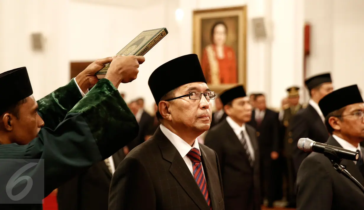 Ketua Dewan Pengawas Chairul Radjab Nasution saat diambil sumpah jabatannya di Istana Negara, Jakarta, Selasa (23/2). Presiden Jokowi melantik dewan pengawas dan direksi BPJS Kesehatan serta Ketenagakerjaan periode 2016-2021. (Liputan6.com/Faizal Fanani)