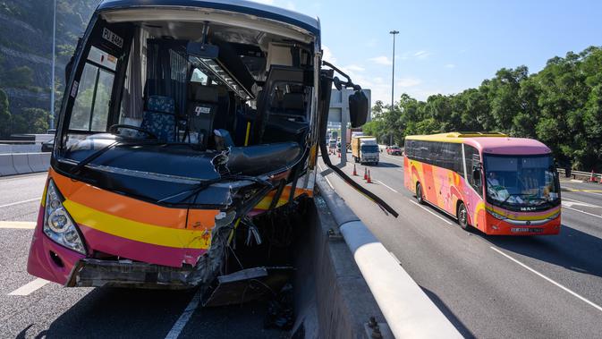 Kondis bagian depan bus usai bertabrakan dengan taksi di Hong Kong (30/11). Bus tersebut dalam perjalanan ke bandara Hong Kong bertabrakan dengan taksi, kata polisi, dengan penumpang dilaporkan terlempar dari jendela bus. (AFP Photo/Anthony Wallace)