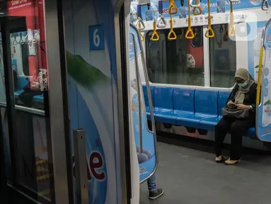 Penumpang berada di dalam kereta Mass Rapid Transit (MRT) di Stasiun Bundaran HI, Jakarta, Senin (17/2/2020). Menteri Perhubungan Budi Karya Sumadi mengatakan bahwa hanya 35 persen penduduk Jakarta yang intensif menggunakan transportasi umum. (Liputan6.com/Faizal Fanani)