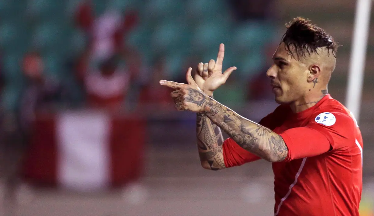 Jose Paolo Guerrero merayakan gol kedua yang dicetaknya ke gawang Bolivia. (REUTERS/Jorge Adorno)