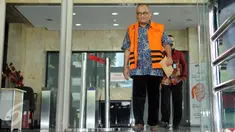 Pengusaha Yogan Askan usai menjalani pemeriksaan perdana di gedung KPK, Jakarta, Jumat (15/7). Yogan Askan menjadi Tersangka pemberi suap terkait rencana proyek pembangunan 12 ruas jalan di Sumatera Barat. (Liputan6.com/Helmi Afandi)