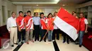  Wakil Ketua Umum KOI, Muddai Madang (tengah) bersama atlet memegang bendera Merah Putih saat pelepasan keberangkatan tim olimpiade Indonesia di gedung KOI Jakarta, Rabu (27/7). (Liputan6.com/Helmi Fithriansyah)