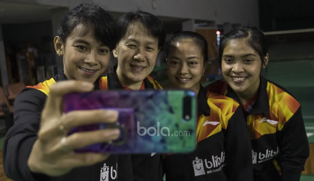 Pebulutangkis putri Indonesia untuk Piala Sudirman selfie bersama pelatih teknik, Minarti Timur (kedua kiri), usai seremoni pelepasan tim di Kantor PBSI Cipayung, Jakarta, Sabtu (6/5/2017). (Bola.com/Vitalis Yogi Trisna)