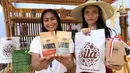 SPG menunjukkan produk teh milik Holding Perkebunan Nusantara (PTPN Group) di Indonesia Pavilion saat  IMF-World Bank 2018, Nusa Dua, Bali, Kamis (11/10). PTPN Group menyediakan Kopi Rollaas Jawa Timur dan Teh Sila. (Liputan6.com/Angga Yuniar)