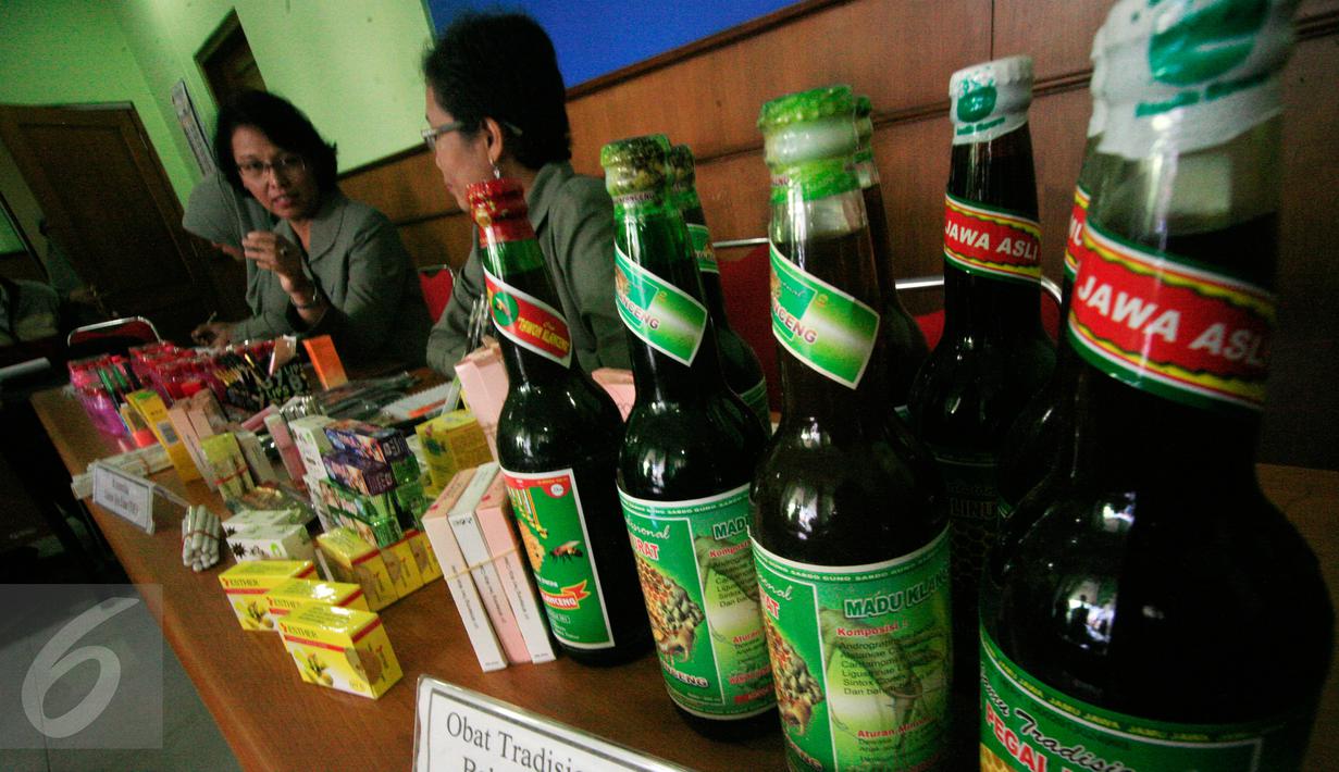 <p>Petugas menunjukan barang bukti berupa jamu dan alat kosmetik berbahaya berbahan kimia di BPOM DIY, Yogyakarta, Senin (2/5/2016).Total penemuan produk ilegal sekitar 231,8 juta.(Boy Harjanto)</p>