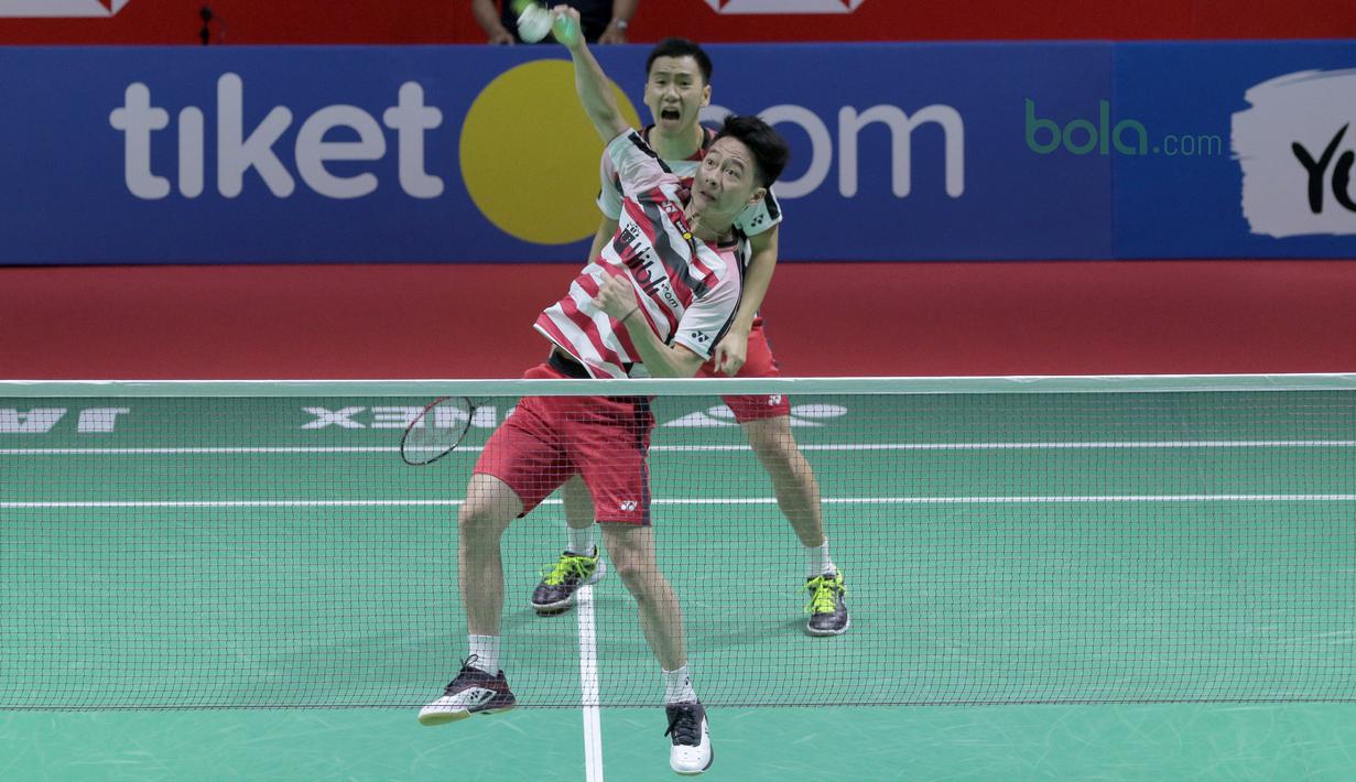 Kevin Sanjaya mengembalikan kok ke arah Mads Conrad/Mads Pieler pada perempat final ganda putra Indonesia Open 2018 di Istora Senayan, Jakarta, (6/6/2018). Kevin/Marcus menang 20-22, 22-20, 21-18. (Bola.com/Nick Hanoatubun)