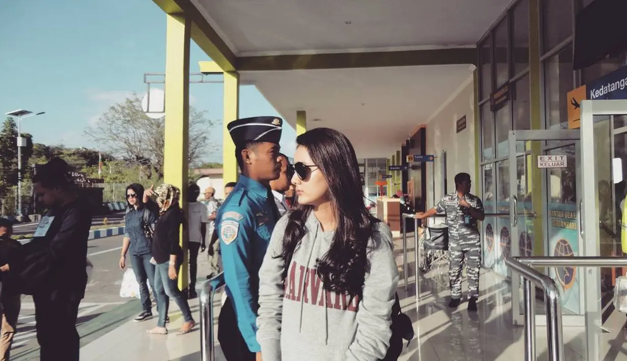 Nama Nabila Zahira melejit setelah ia bermain dalam Sinetron Putri Titipan Tuhan. Di sinetron itu, ia berperan sebagai seorang istri yang punya dua anak, padahal ia baru berusia 16 tahun. (Foto: instagram.com/nabilazvrr)