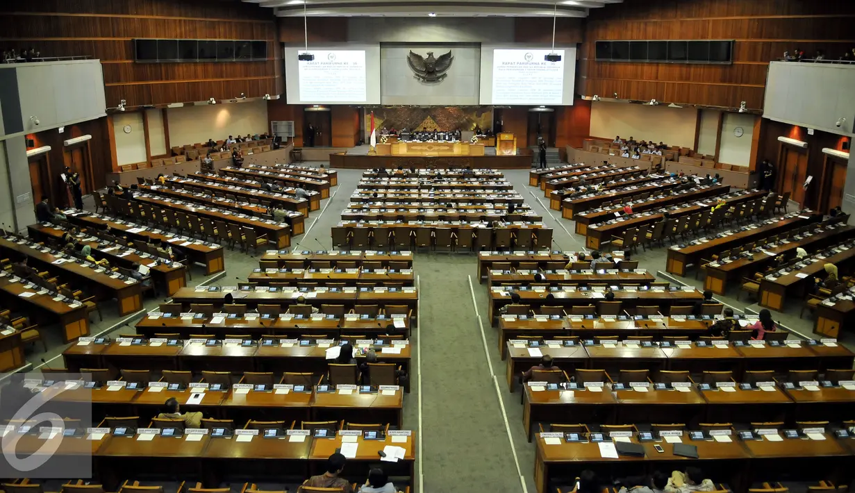 Suasana Rapat Paripurna ke-30 DPR RI masa persidangan V Tahun sidang 2015-2016, Senayan, Jakarta, Senin (20/6). Salah satu isi rapat yaitu membacakan surat Presiden Jokowi tentang penunjukkan Kapolri. (Liputan6.com/Johan Tallo)