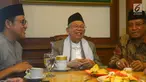 Bakal calon wakil presiden Ma'ruf Amin (tengah) didampingi Ketua Umum PKB Muhaimin Iskandar (kiri) dan Ketua Umum PBNU Said Aqil Siroj (kanan) saat menggelar pertemuan di Kantor PBNU, Jakarta, Selasa (14/8). (Merdeka.com/Imam Buhori)