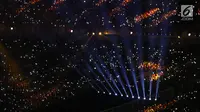 Ribuan penonton menyalakan flash ligt di ponselnya masing-masing saat malam penutupan Asian Games 2018 di Stadion GBK, Jakarta, Minggu (9/2). Hal ini menjadi unik dan menambah syahdu malam penutupan Asian Games 2018. (Liputan6.com/Helmi Fithriansyah)