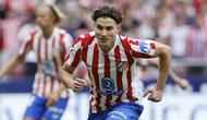 Penyerang Atletico Madrid, Julian Alvarez, merayakan gol ketiga timnya dari titik penalti bersama rekan satu timnya dalam pertandingan Liga Spanyol melawan Real Madrid di Stadion Metropolitano, Madrid, Sabtu (27/9/2025). (Oscar DEL POZO/AFP)