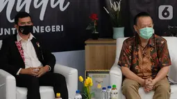Manager MURI Ridho Al Amin dan Bapak Komunitas Indonesia memberikan keterangan pers pada rekor Donor Darah oleh Komunitas dan Karang Taruna Terbanyak di Jakarta, Minggu (8/11/2020). Kegiatan yang digelar pada 1-30 Oktober 2020 berhasil mengumpulkan 5.322 kantung darah. (Liputan6.com/HO/Ading)  