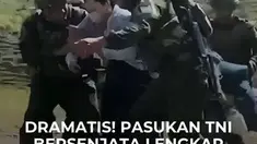 Sinta Bilolo, istri almarhum Aris Sanda, sopir yang tewas di Papua Pegunungan dievakuasi dari Distrik Mbua menuju Wamena, Kamis (17/9/2026). Proses evakuasi dilakukan melalui jalur udara karena akses transportasi darat dari Mbua menuju Wamena masih belum memungkinkan.

Dalam rekaman video yang di...