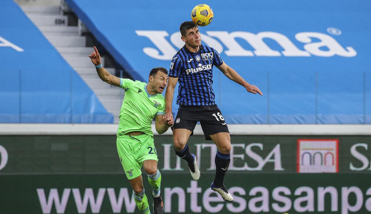 Pemain Atalanta, Ruslan Malinovskyj, menyundul bola saat melawan Lazio pada laga Liga Italia di Stadion Gewiss, Minggu (31/1/2021). Lazio menang dengan skor 3-1. (Stefano Nicoli/LaPresse via AP)