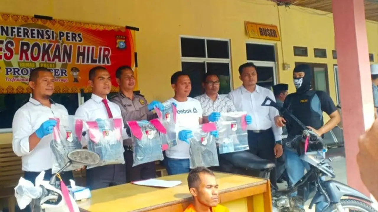 Polisi memperlihatkan barang bukti kasus pembunuhan di Polres Rokan Hilir.