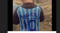 Seorang bocah mengenakan kostum Lionel Messi yang terbuat dari plastik keresek (Twitter)