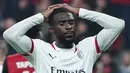 <p>Fikayo Tomori adalah bek tengah berbakat yang muncul dari akademi Chelsea. Meskipun memiliki potensi besar, Tuchel lebih memilih opsi lain di lini belakang dan menjualnya ke AC Milan pada musim anas 2021. (AFP/Pau Barrena)</p>