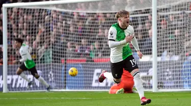 Pemain Liverpool Harvey Elliott melakukan selebrasi usai mencetak gol ke gawang Crystal Palace pada pertandingan sepak bola Liga Inggris di Selhurst Park, London, Inggris, Sabtu (9/12/2023). (AP Photo/Kin Cheung)