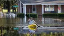 Parker Uzzell mendayung kano untuk aktivitas di tengah banjir yang melanda wilayah Lumberton di Carolina Utara, Amerika Serikat, 12 Oktober 2016. Banjir akibat badai Matthew tersebut merendam kota berpenduduk 21.000 orang itu. (REUTERS/Randall Hill)