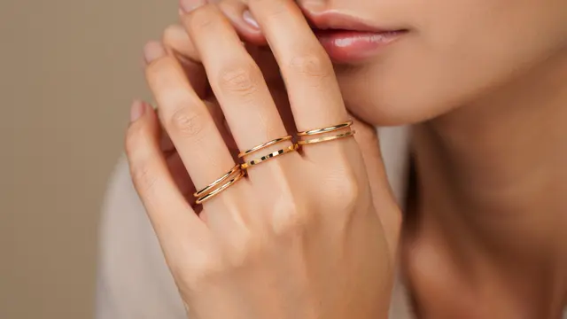 Tren Cincin Emas Minimalis Terbaru untuk Anak Muda (AI)