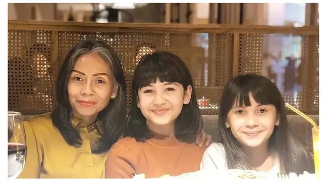 Ibunda Tuding Sandrinna Michelle Telah Dicuci Otak, Ini 8 Momen Kedekatan Keduanya