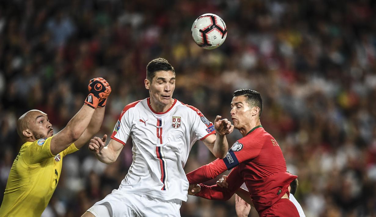 Duel antara Nikola Milenkovic dan Cristiano Ronaldo pada laga kedua kualifikasi Piala Eropa 2020 yang berlangsung di Stadion Da Luz, Lisbon, Senin (27/3). Portugal raih hasil imbang 1-1 kontra Serbia. (AFP/Patricia de Melo)