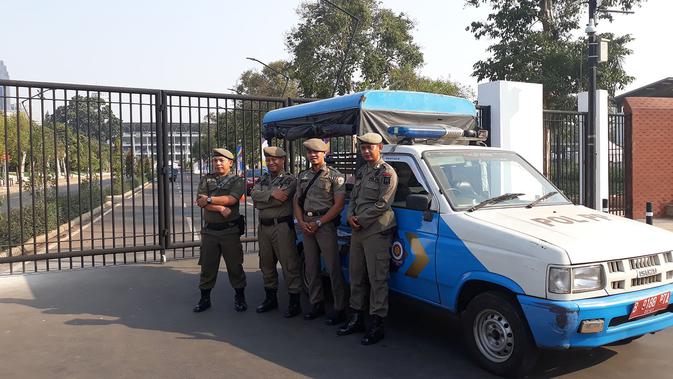 Trotoar di sekitar SUGBK jelang Asian Games 2018 dijaga Satpol PP. (Bola.net/Fitri Apriani)