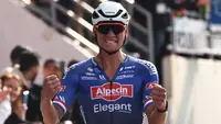 Pebalap Alpecin-Deceuninck, Mathieu Van der Poel merayakan kemenangan saat ajang balap sepeda Paris Roubaix 2023 yang menempuh Compiegne hingga Roubaix, Prancis utara, 9 April 2023. (AFP/Anne-Christine Poujoulat)