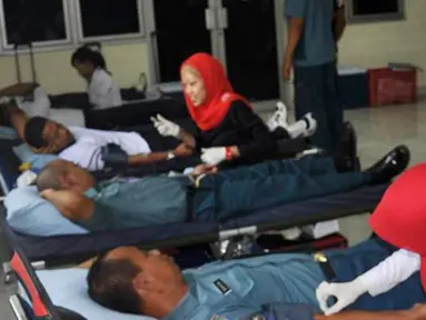 Citizen6, Jakarta: Diskes kolinlamil bekerjasama dengan PMI mengadakan kegiatan donor darah, diikuti oleh segenap Prajurit Kolinlamil di Gedung Laut Natuna, Mako Kolinlamil, Tanjung priok, Jakarta Utara, Selasa (30/10). (Pengirim: Dispenkolinlamil).