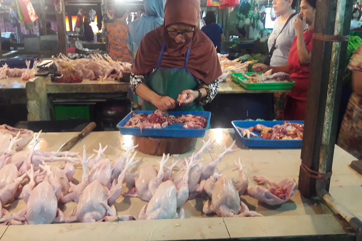 Harga sayuran, daging ayam hingga daging sapi mengalami kenaikan menjelang lebaran. (Liputan6.com/Bawono Yadika)