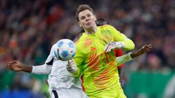 Kiper 38 tahun itu berlari keluar dari kotak penalti untuk menerjang Frimpong, pada menit ke-17 pertandingan 16 besar Piala Jerman. (AFP/Michaela Stache)