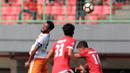 Kapten Perseru Serui, Arthur Bonai (kiri) membuang bola dari kejaran pemain Persija Jakarta pada lanjutan Liga 1 2017 di Stadion Patriot Bekasi, Selasa (19/9/2017). Persija menang 1-0. (Bola.com/Nicklas Hanoatubun)