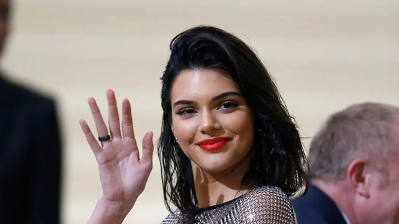 [Bintang] Kendall Jenner di Met Gala 2017