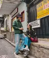 Pasangan Vidi Aldiano dan Sheila Dara memilih tampilan layering yang santai namun tetap stylish saat liburan ke Macau. Dengan mengenakan jaket berkerah dipadukan celana jeans, keduanya memberikan kesan kasual yang chic. [@vidialdiano].