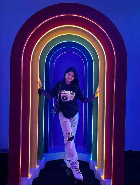 Afiqah cukup aktif membagikan foto-foto di Instagram @amaninaafiqah. Saat ini Afiqah sudah memiliki 118 ribu followers. Unggahan Afiqah saat jalan-jalan, syuting sinetron dan berbagai kegiatan lainnya selalu ramai komentar dari netizen. (Liputan6.com/IG/amaninaafiqah)