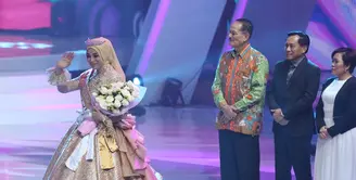 Ajang pencarian bakat Puteri Muslimah Asia akhirnya telah mencapai puncaknya. Senin, 7 Mei 2018 telahdiumumkan satu nama yang berhasil merebut kemenangan. Uyaina Arshad, finalis asal Malaysia yang berhasil memenangkannya. (Nurwahyunan/Bintang.com)