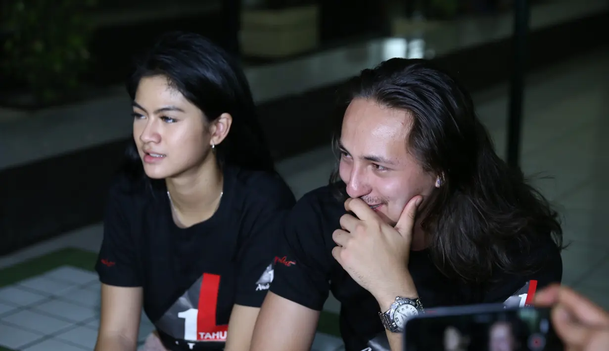 "Jarang ketemu," ujar Dylan. "Iya, Dylan sibuk aku sibuk jadi sesempatnya aja," imbuh Hana Saraswati. Kala itu keduanya tengah hadir di acara perayaan 1 tahun sinetron Anak Langit. (Nurwahyunan/Bintang.com)