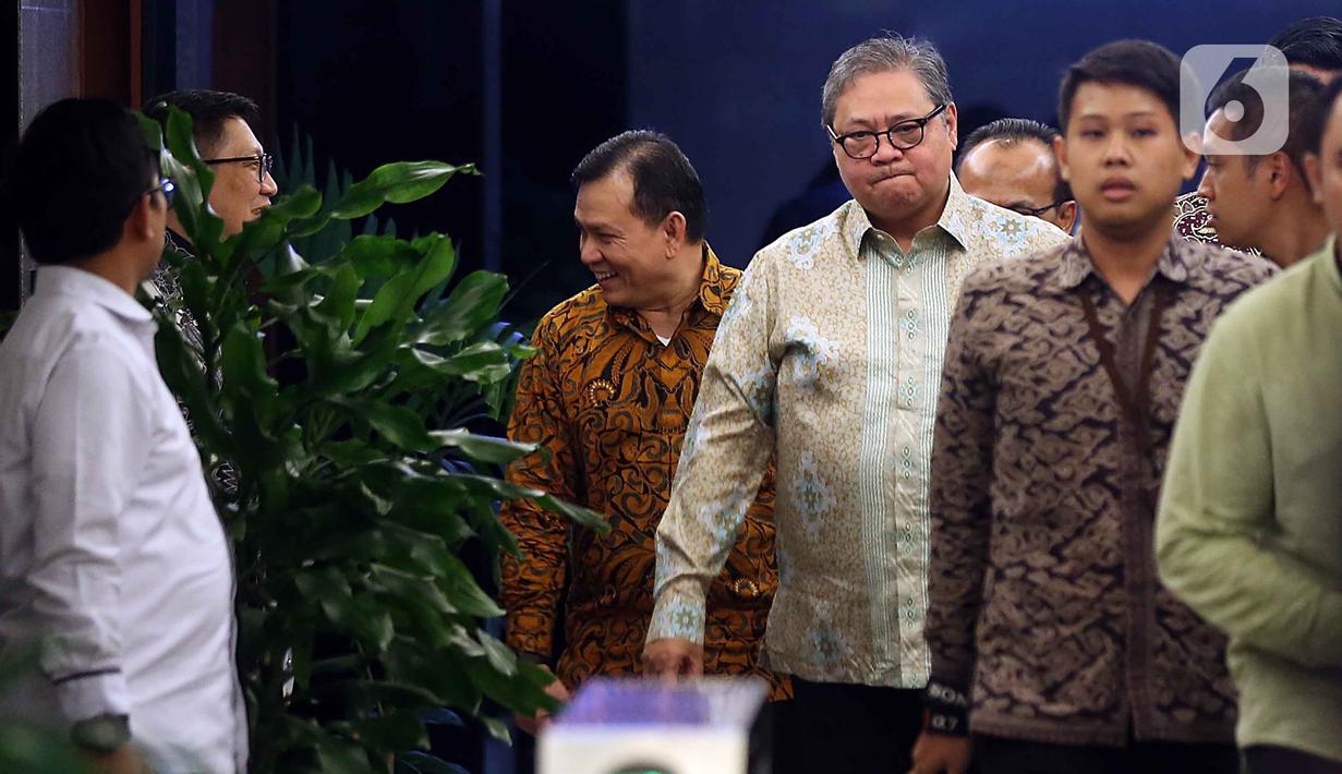 Sesaat sebelum pertemuan dengan pihak KPK, Menko Bidang Perekonomian, Airlangga Hartarto mengaku akan membicarakan perihal tarif dagang yang ditetapkan Amerika Serikat kepada Indonesia. Tampak dalam foto, Menteri Koordinator (Menko) Bidang Perekonomian, Airlangga Hartarto (tengah) berjalan menuju pintu keluar Gedung Merah Putih Komisi Pemberantasan Korupsi (KPK), Jakarta, Rabu (14/1/2026). (Liputan6.com/Helmi Fithriansyah)