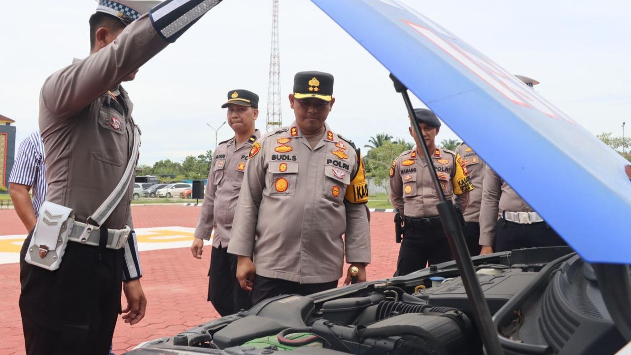 Kapolres Rokan Hulu AKBP Budi Setiyono mengecek kendaraan pengawal pribadi dan lalu lintas bagi pasangan calon bupati dan wakil selama Pilkada 2024.